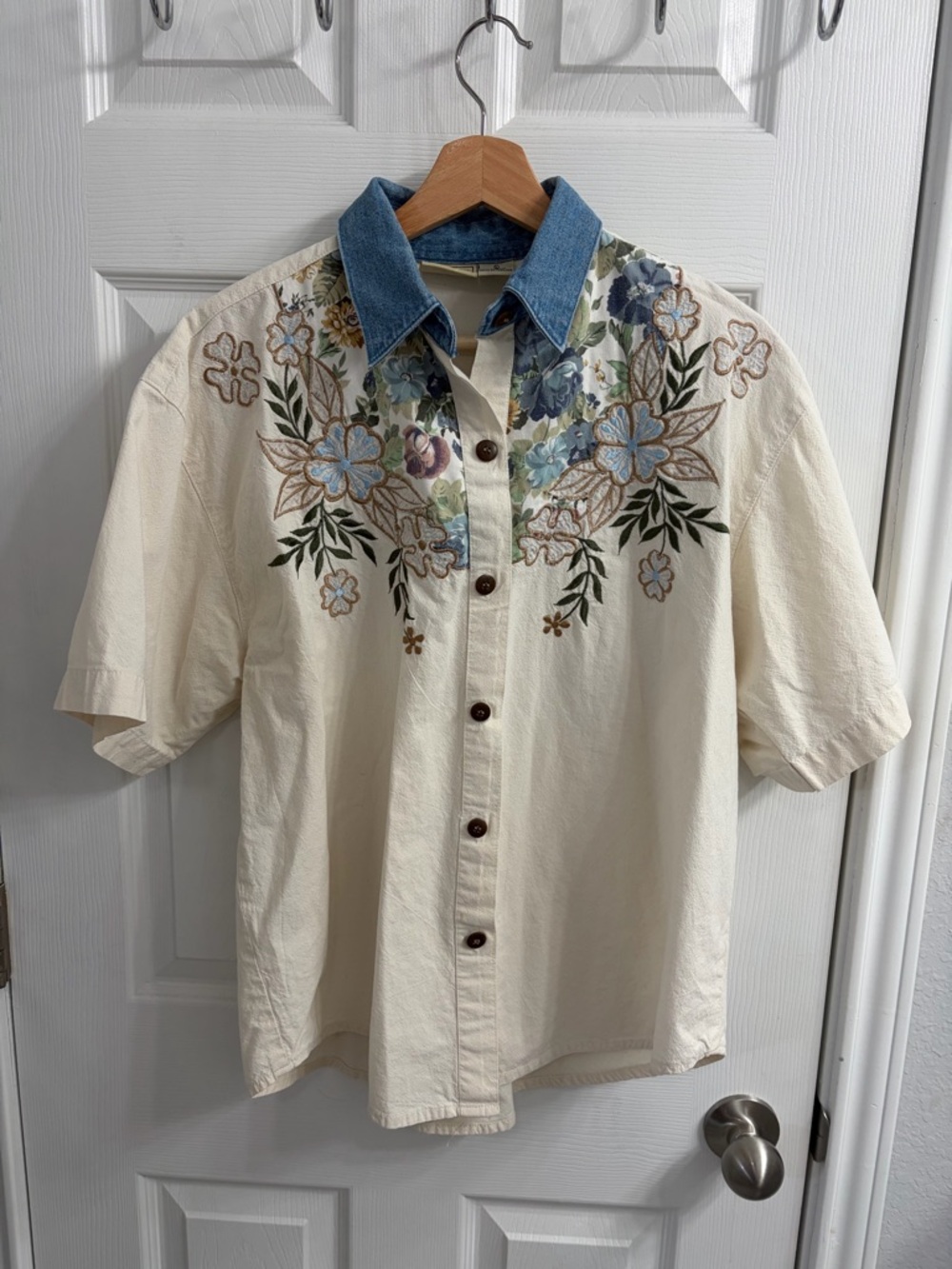 Vintage Embroidered Floral Short-Sleeve Shirt with Denim Collar - Cream